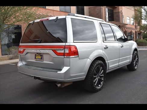 Used 2017 Lincoln Navigator Select image 7