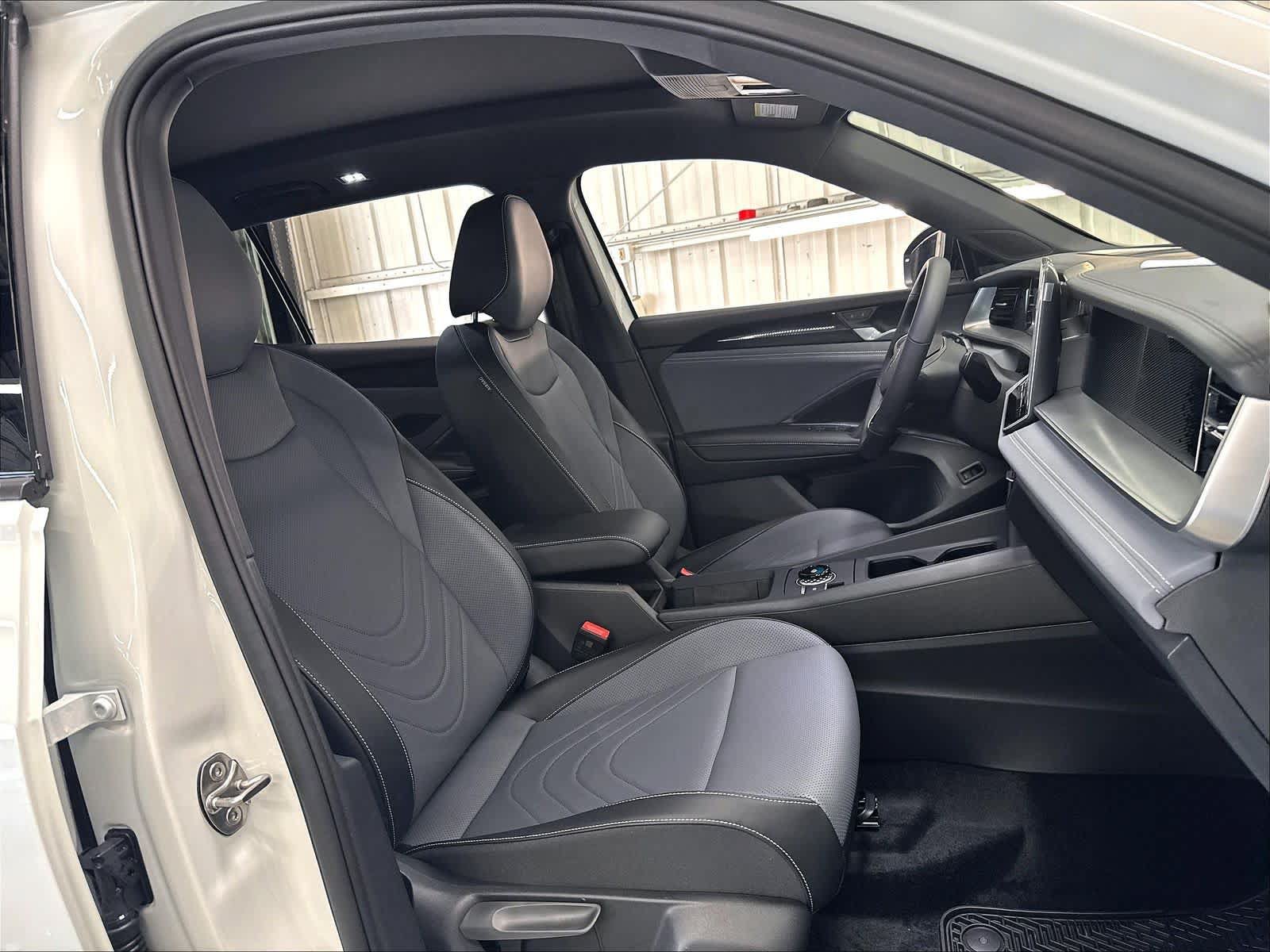 New 2026 Volkswagen Tiguan SE R-Line FWD image 11