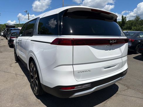 Used 2024 Kia Carnival EX FWD image 12