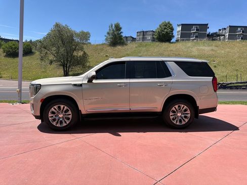 Used 2021 GMC Yukon Denali w/ Advanced Technology Package AWD/4WD image 5