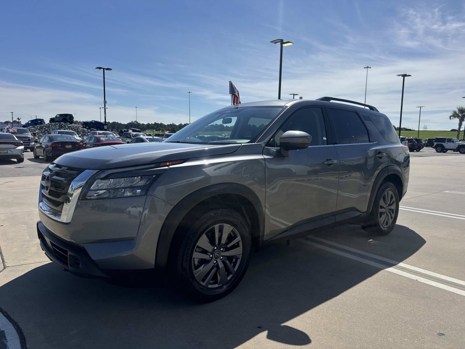 Used 2025 Nissan Pathfinder SV FWD image 3