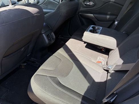 Used 2021 Jeep Cherokee Latitude FWD image 8