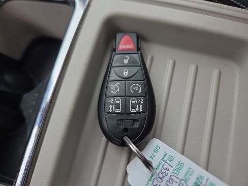 Used 2016 Chrysler Town & Country Touring-L FWD image 11