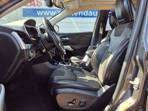 Used 2018 Jeep Cherokee Trailhawk w/ Comfort/Convenience Group image 8