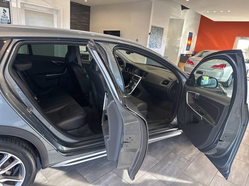 Used 2018 Volvo V60 T5 Cross Country Platinum image 18