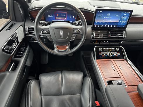 Used 2024 Lincoln Navigator Reserve image 7