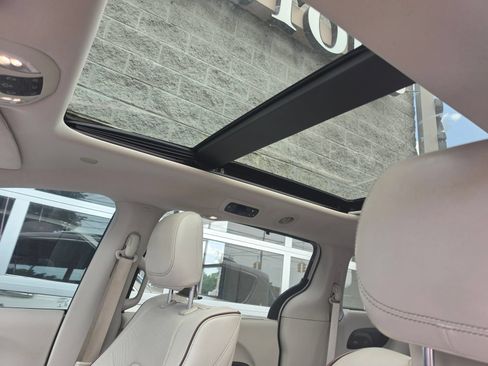 Used 2017 Chrysler Pacifica Limited w/ UConnect Theater Package FWD image 17