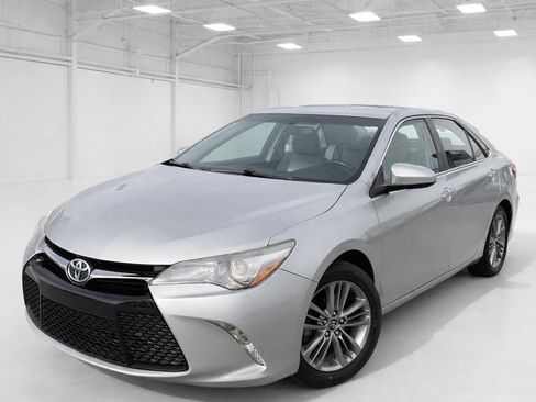 Used 2017 Toyota Camry SE image 1