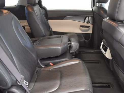 Used 2024 Kia Carnival LX FWD image 13