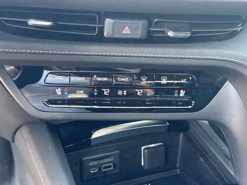 Used 2023 Buick Envision Avenir FWD image 18