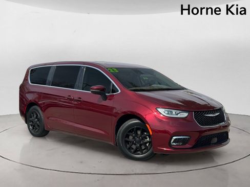 Used 2023 Chrysler Pacifica Touring-L FWD image 2