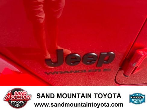 Used 2025 Jeep Wrangler Unlimited Sahara AWD/4WD image 8