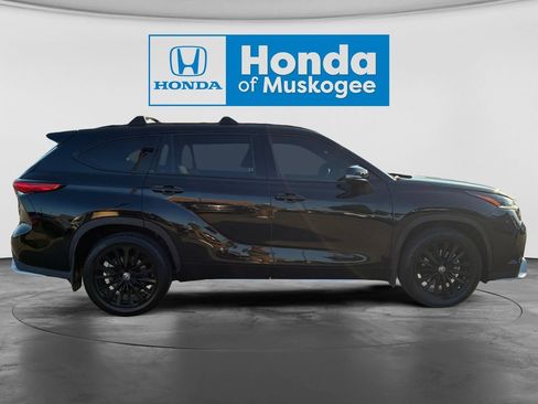 Used 2023 Toyota Highlander XSE FWD image 4