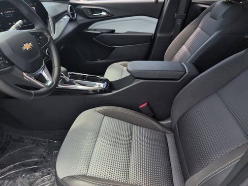 Used 2025 Chevrolet Trax LT w/ LT Convenience Package FWD image 24
