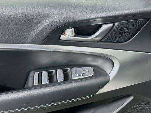 Used 2025 Genesis G70 2.5T image 15