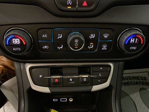 Used 2023 GMC Terrain SLE w/ Driver Convenience Package image 18