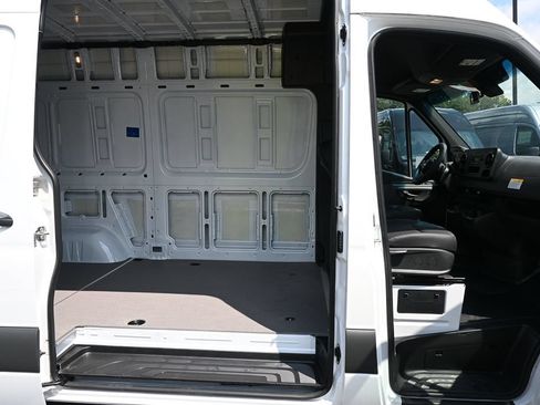 Used 2025 Mercedes-Benz Sprinter 2500 image 20