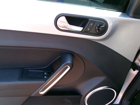 Used 2012 Volkswagen Beetle 2.5 image 12