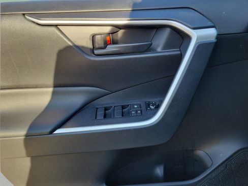 Used 2019 Toyota RAV4 LE FWD image 12