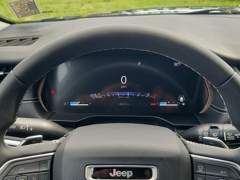 Used 2024 Jeep Grand Cherokee Laredo RWD image 19