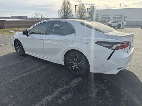 Used 2024 Toyota Camry SE image 5