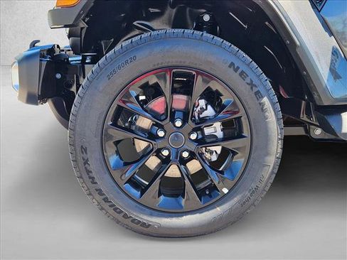 Used 2025 Jeep Wrangler Sahara image 24