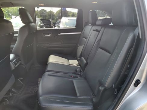 Used 2017 Toyota Highlander XLE AWD/4WD image 12