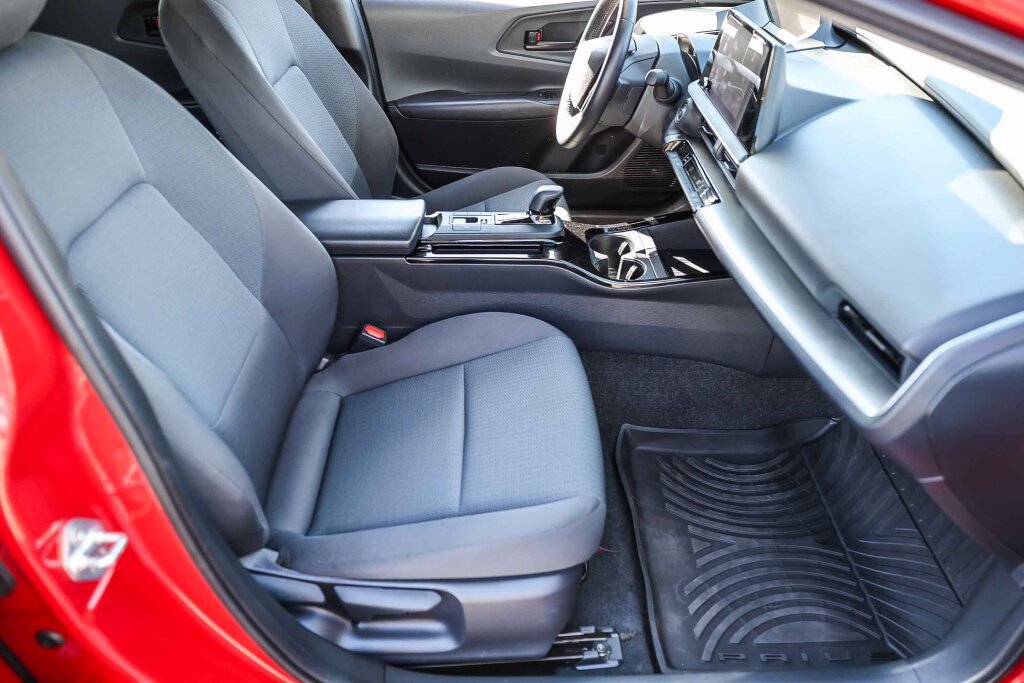 Certified 2025 Toyota Prius LE FWD image 7
