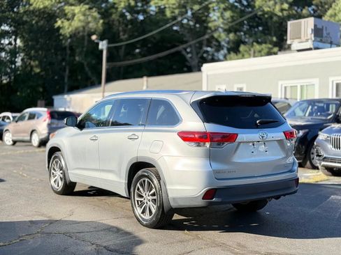 Used 2017 Toyota Highlander XLE w/ Carpet Mat Package AWD/4WD image 6