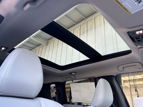 New 2025 Mitsubishi Outlander SEL image 16