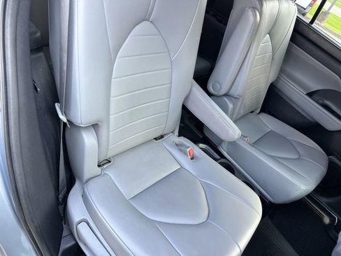 Used 2021 Toyota Highlander XLE AWD/4WD image 27