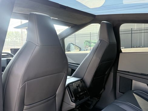 Used 2025 Tesla Cybertruck AWD Crew Cab image 37