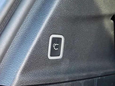 Used 2025 Chrysler Pacifica Select FWD image 8