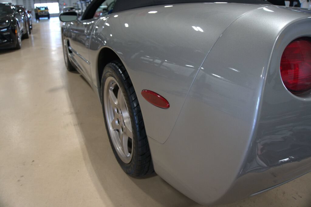 Used 2001 Chevrolet Corvette Convertible w/ Preferred Equipment Group2 RWD image 18