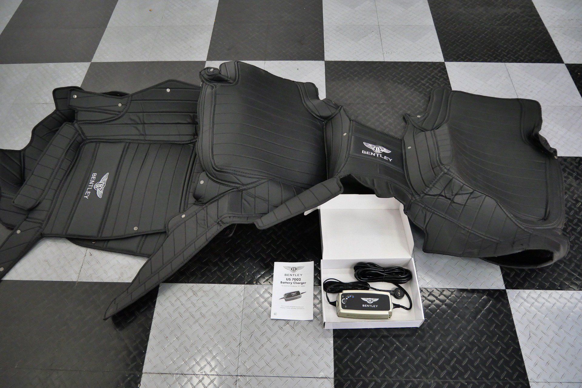Used 2023 Bentley Bentayga AWD/4WD image 34