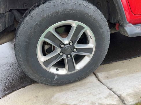 Used 2018 Jeep Wrangler Unlimited Sahara AWD/4WD image 14