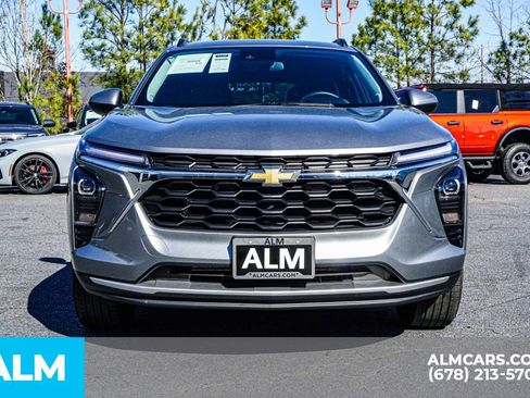 Used 2025 Chevrolet Trax LT w/ LT Convenience Package image 10