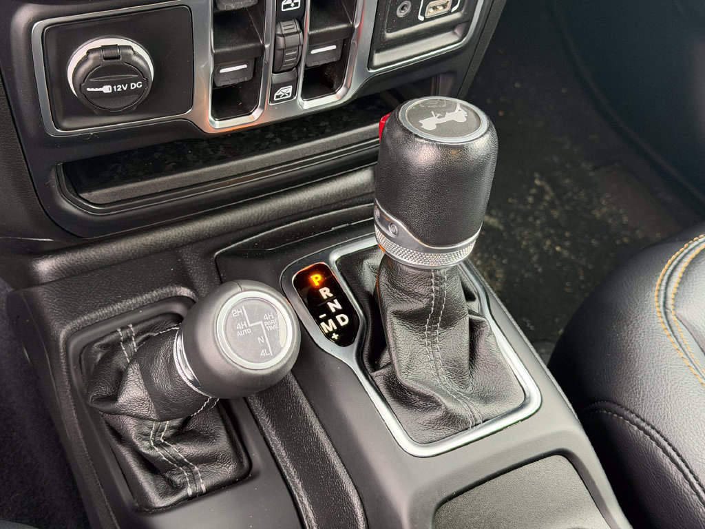 Used 2024 Jeep Wrangler Unlimited Sahara w/ Technology Group AWD/4WD image 32