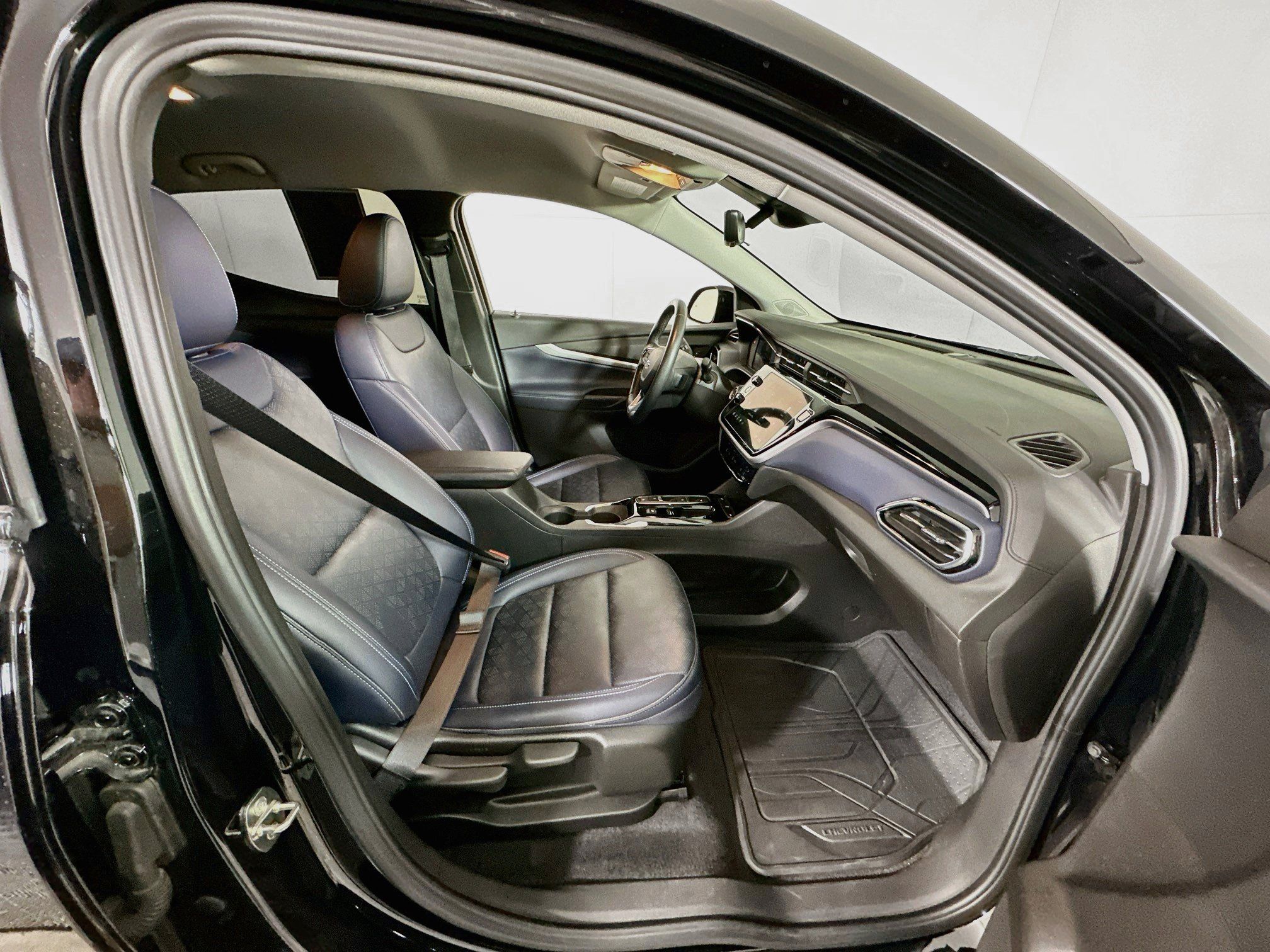 Used 2023 Chevrolet Bolt EUV Premier FWD image 32