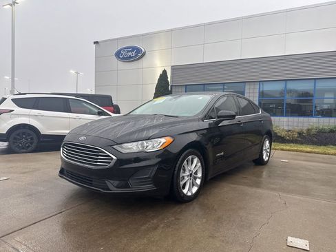 Certified 2019 Ford Fusion SE image 3