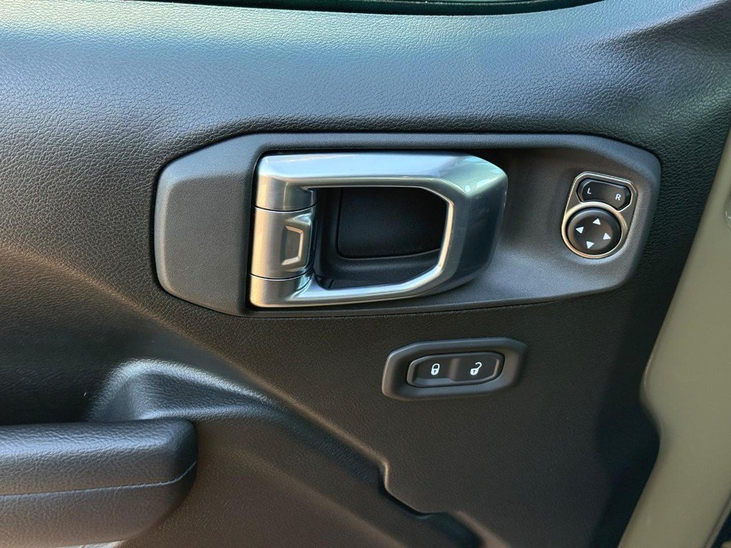 Used 2025 Jeep Wrangler Unlimited Sport AWD/4WD image 17