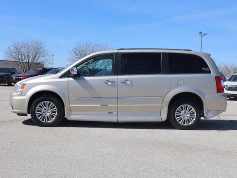 Used 2012 Chrysler Town & Country Limited w/ Trailer Tow Group image 9