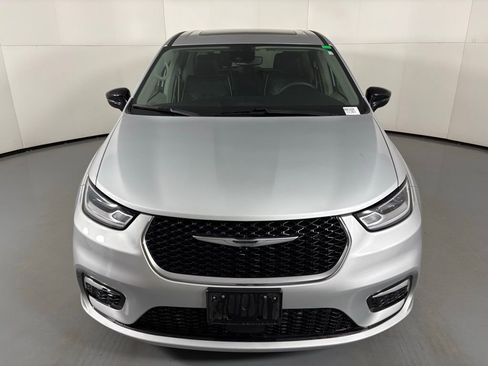 Used 2024 Chrysler Pacifica Limited image 3