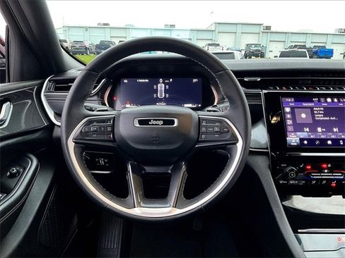 Used 2023 Jeep Grand Cherokee Altitude image 16