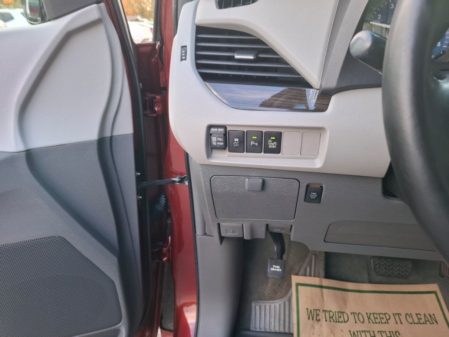 Used 2016 Toyota Sienna XLE w/ XLE Navigation Package AWD/4WD image 19