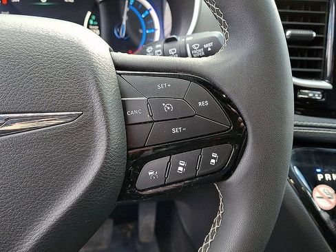 Used 2024 Chrysler Pacifica Limited FWD image 23