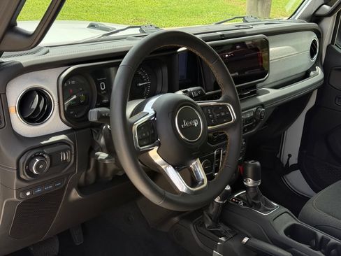 Used 2024 Jeep Wrangler Unlimited Sahara AWD/4WD image 12