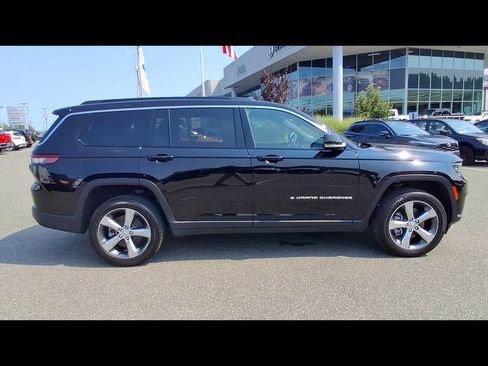 Used 2024 Jeep Grand Cherokee L Limited AWD/4WD image 9