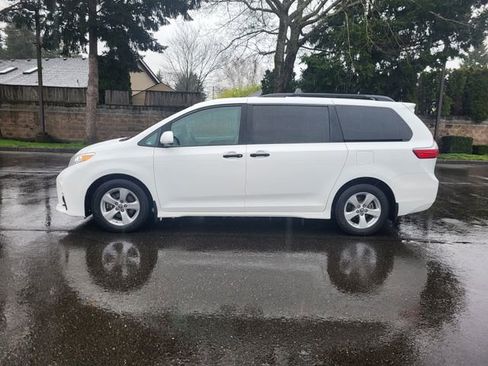 Used 2020 Toyota Sienna L image 2