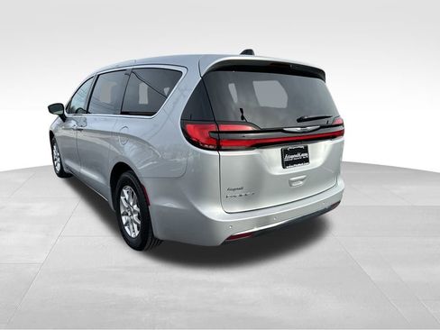 Used 2024 Chrysler Pacifica Touring-L image 5